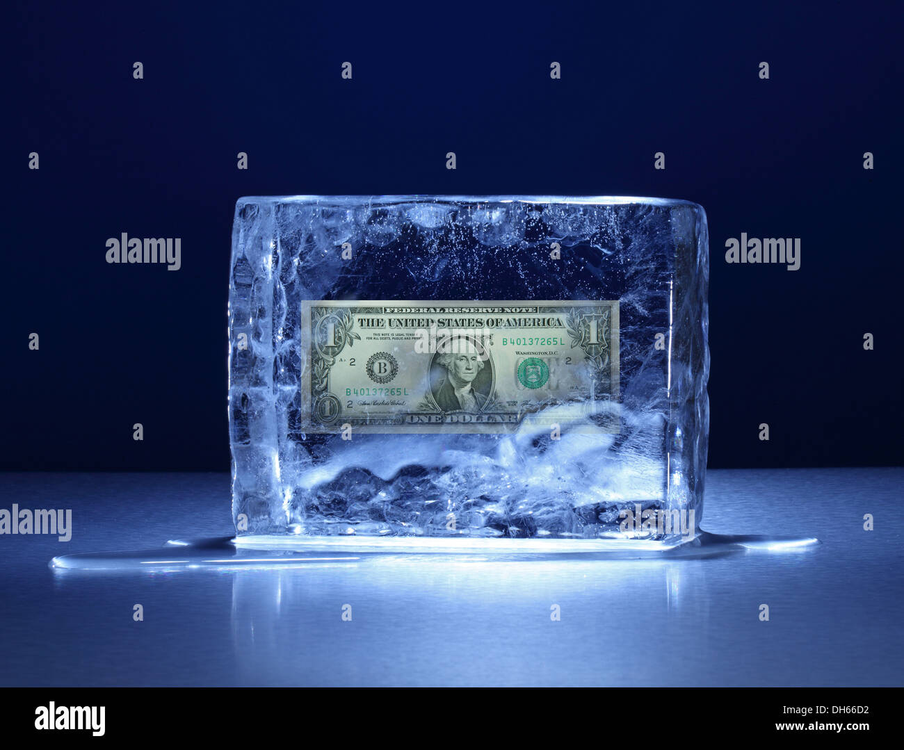 Ein US-Dollar-Banknote in einem klaren Eisblock eingefroren Stockfoto