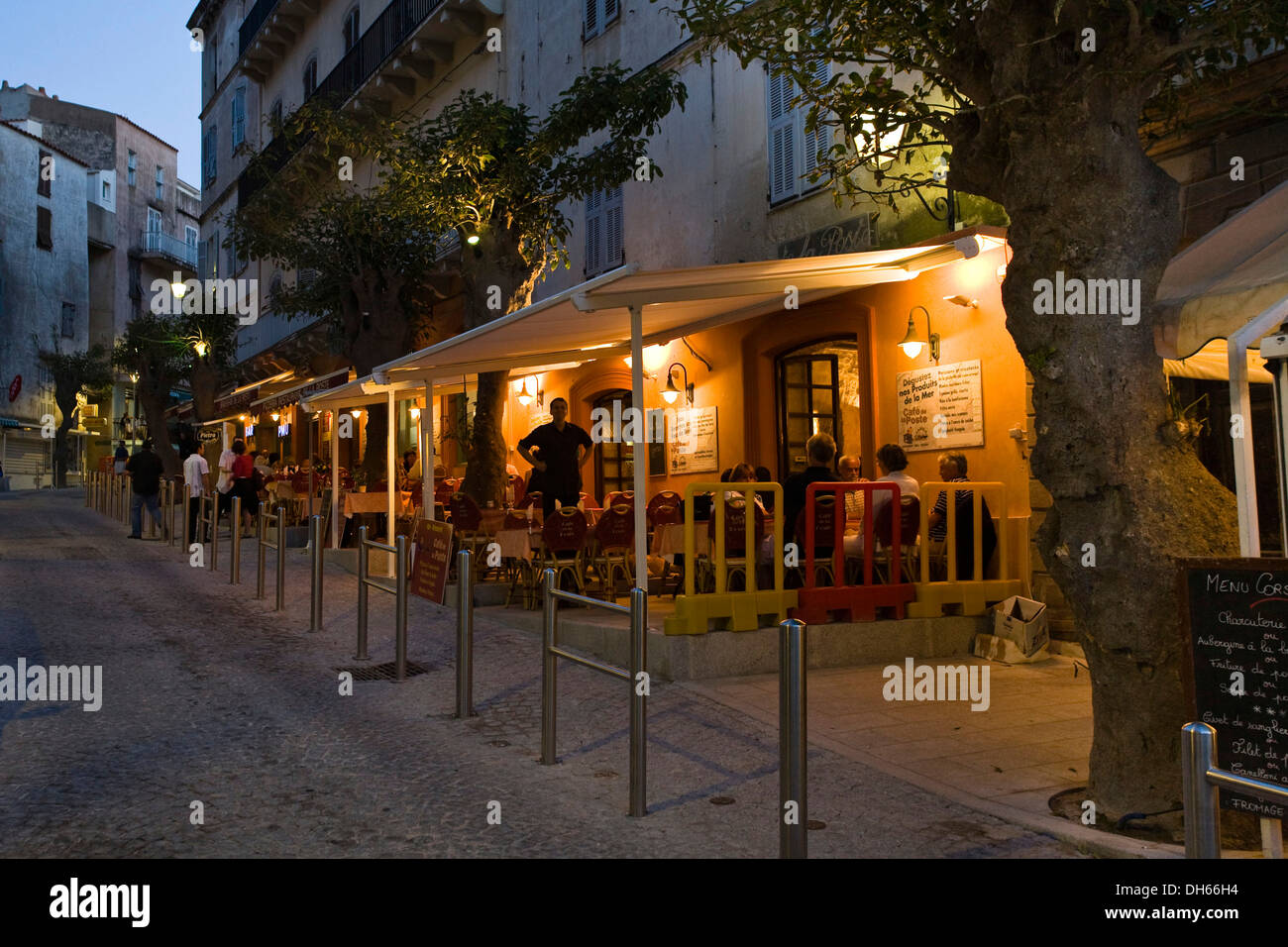 Restaurant, blaue Stunde, Bonifacio, Südküste, Korsika, Frankreich, Europa Stockfoto