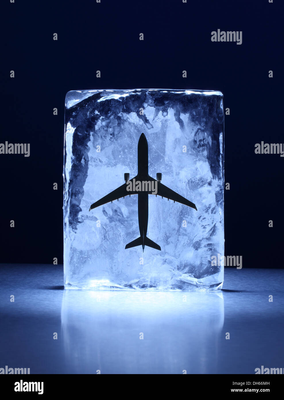 Ein Modellflugzeug in einem klaren Eisblock eingefroren Stockfoto