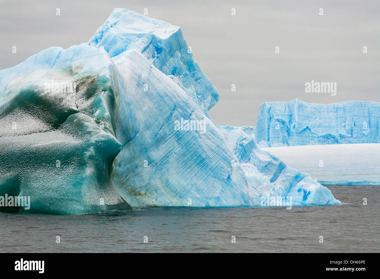 Blaue Eisberge vor South Orkneys, Laurie Island, Washington Straße, Antarktis, Südlicher Ozean Stockfoto