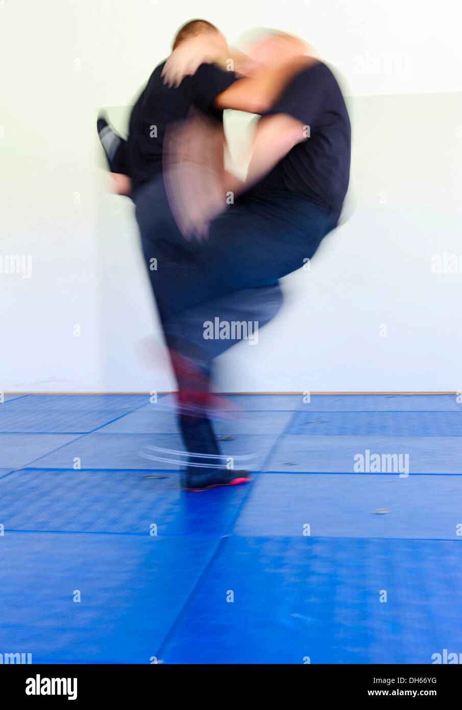 Zwei Polizisten training Angriff und Verteidigung Situationen in der täglichen Arbeit der Polizei, Baden-Württemberg Stockfoto