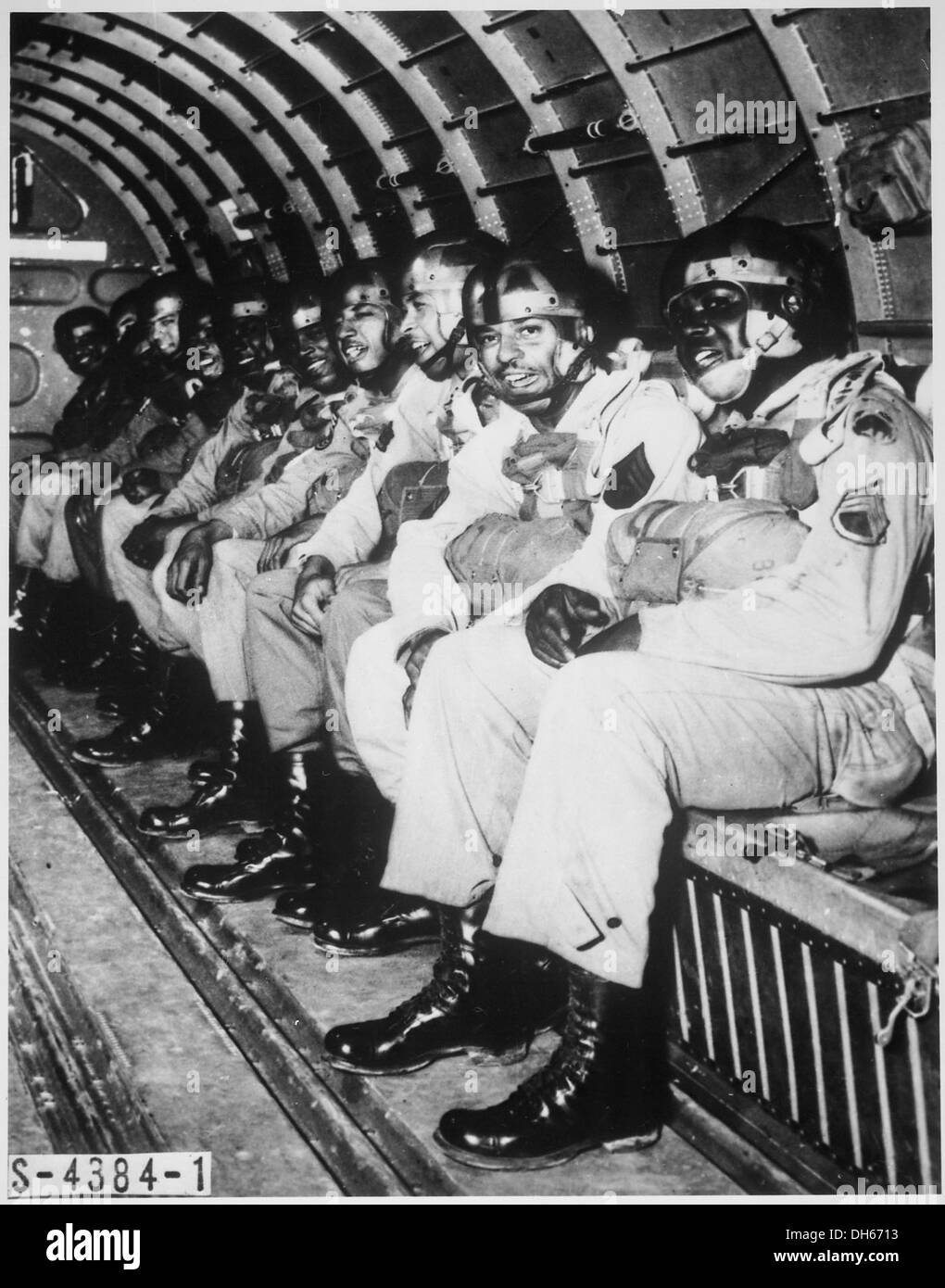 Sechzehn afroamerikanische Soldaten verdienten ihre Fallschirmjäger-Flügel in Fort Benning, Georgia, was für die US-Armee in dieser Zeit eine bedeutende Leistung war. Das Foto zeigt ihre Leistungen im Militärdienst. Stockfoto