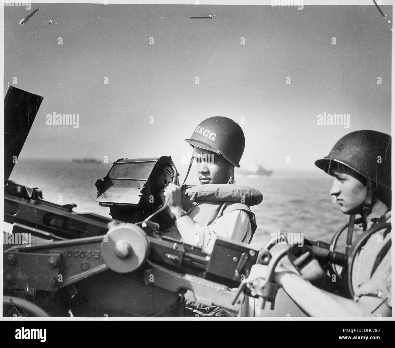 Die Küstenwache John R. Smith und Daniel J. Kaczorowski stehen an Bord eines Schiffes der US-Küstenwache und erfüllen ihre Aufgaben während einer Seefahrt. Stockfoto