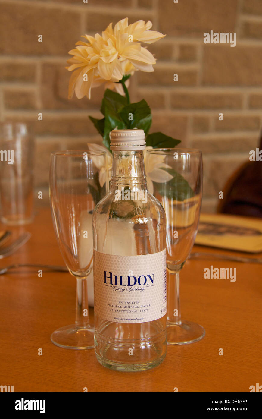 Flasche Wasser auf dem Tisch mit Glas Wasser Stockfoto