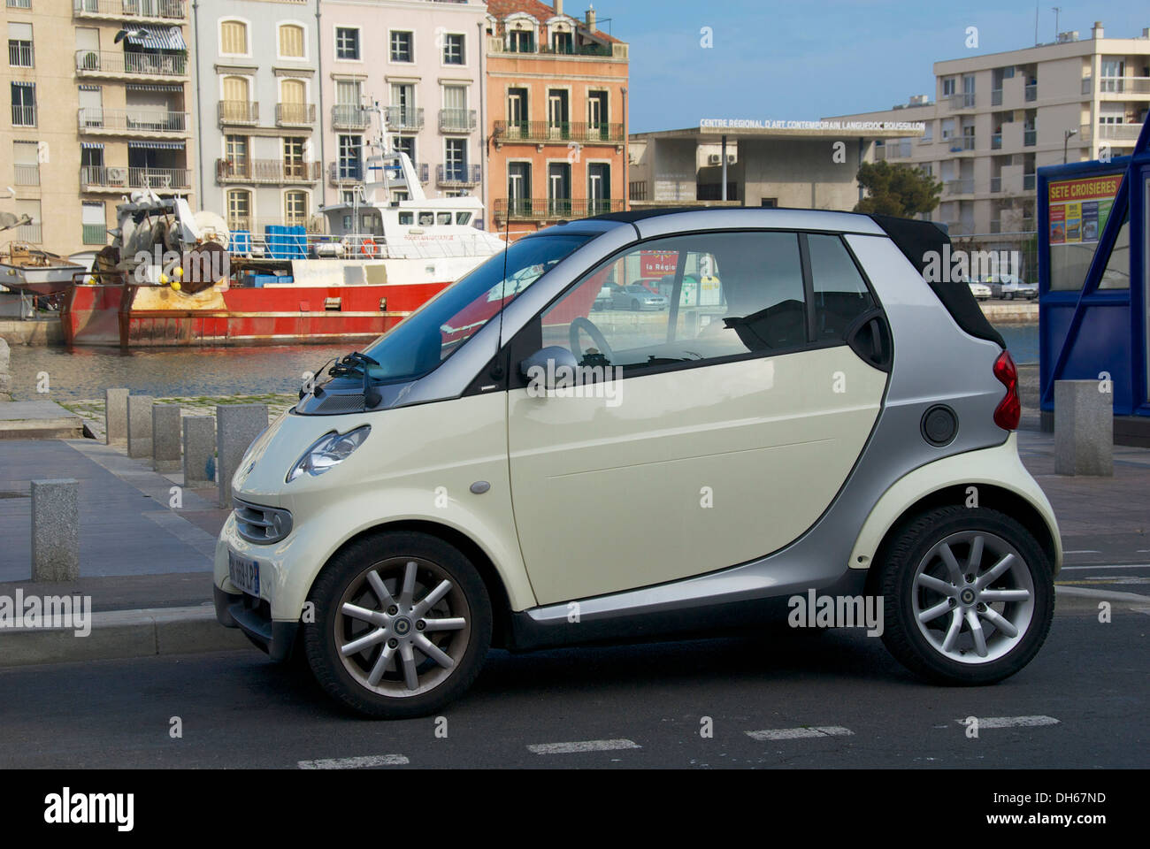 Sehr Kleines Auto Stockfotos Und Bilder Kaufen Alamy