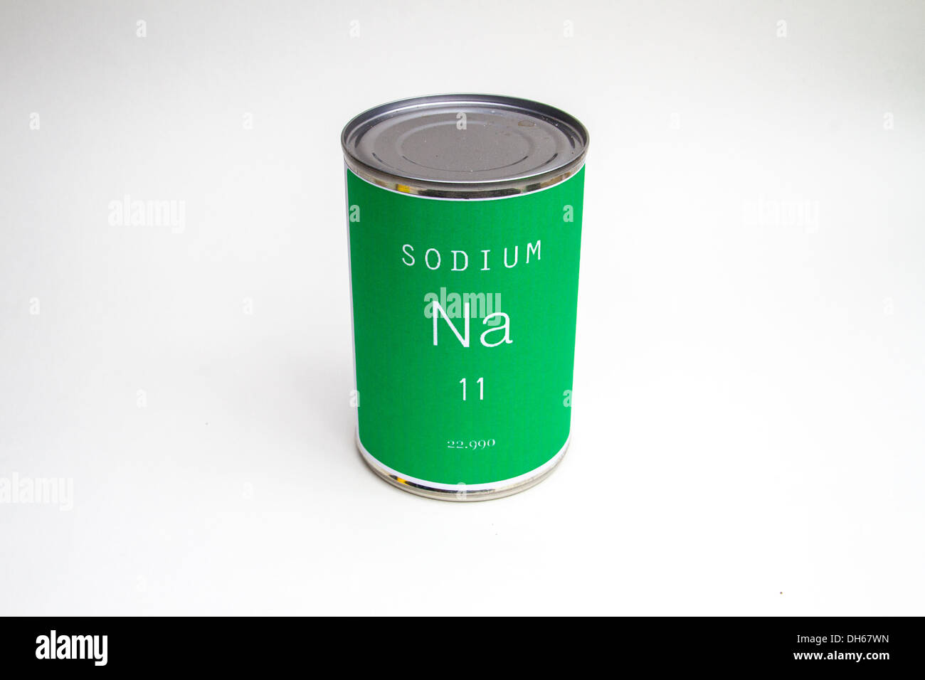 Eine Dose mit einem Natrium-Label bedeutet das hohe Natrium-Werte in einigen Konserven Stockfoto