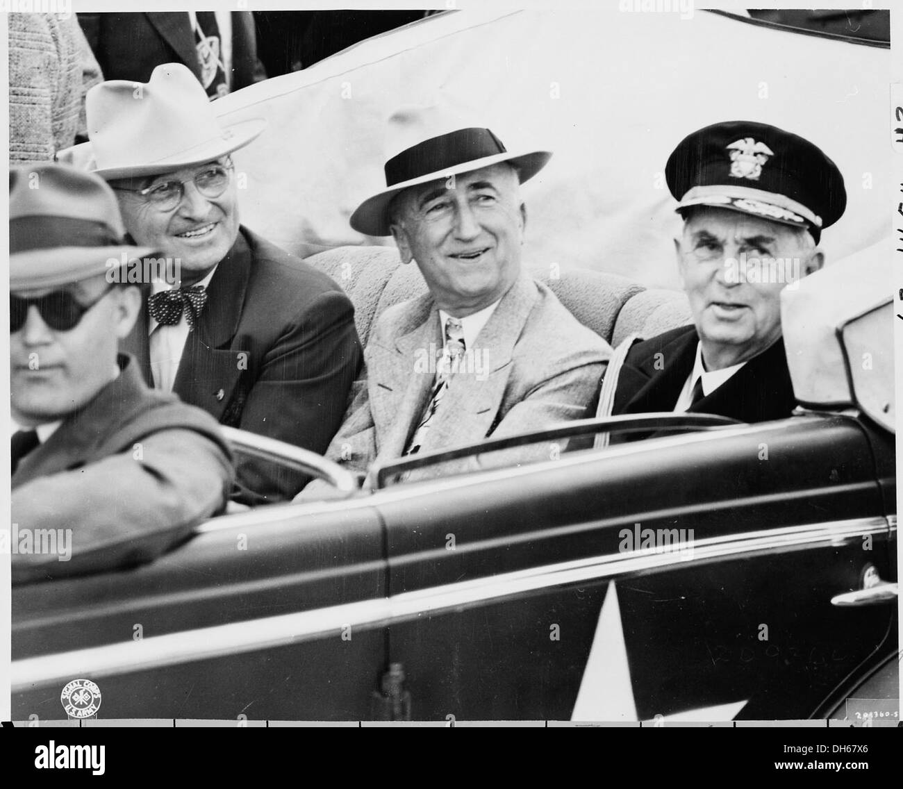 Nahaufnahme, L, R, im Auto, Präsident Harry S. Truman, Außenminister James Byrnes und Fleet Admiral William Leahy... 198769 Stockfoto