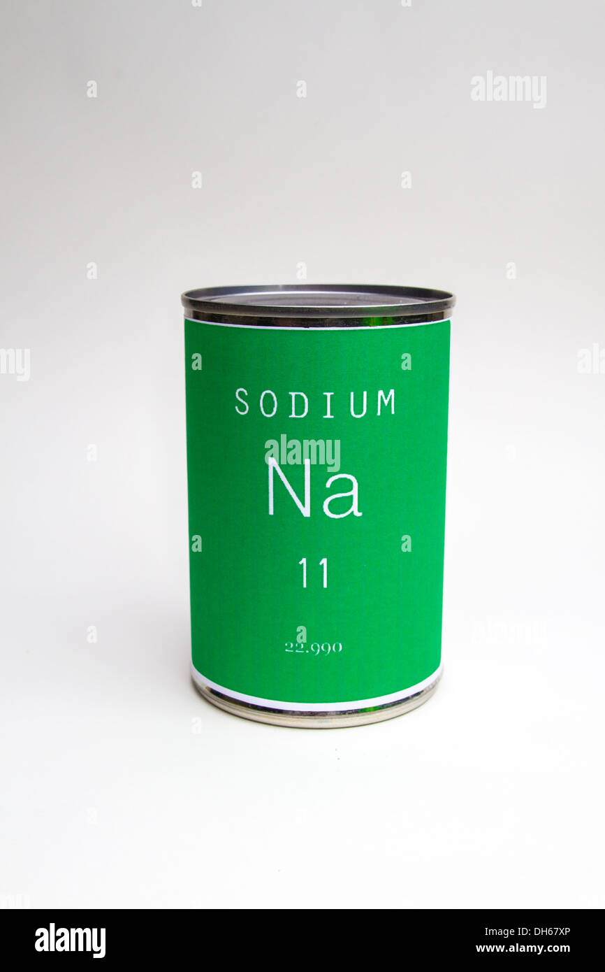 Eine Dose mit einem Natrium-Label bedeutet das hohe Natrium-Werte in einigen Konserven Stockfoto