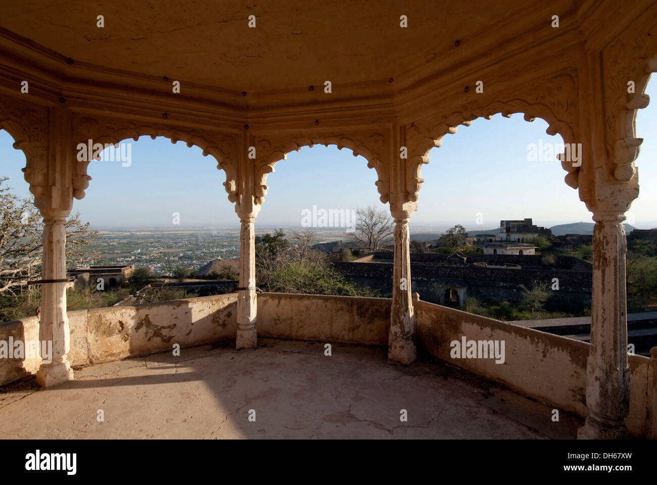 Bögen im Taragarh Fort, Blick über Bundi, Rajasthan, Indien, Asien Stockfoto