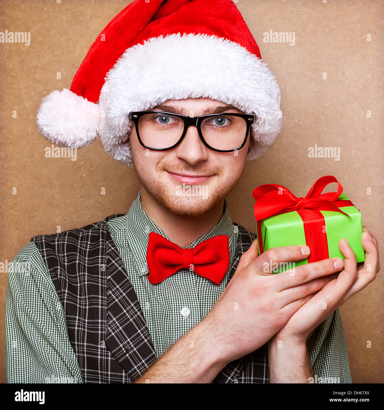 helles Bild gut aussehender Mann mit einem Geschenk Stockfoto