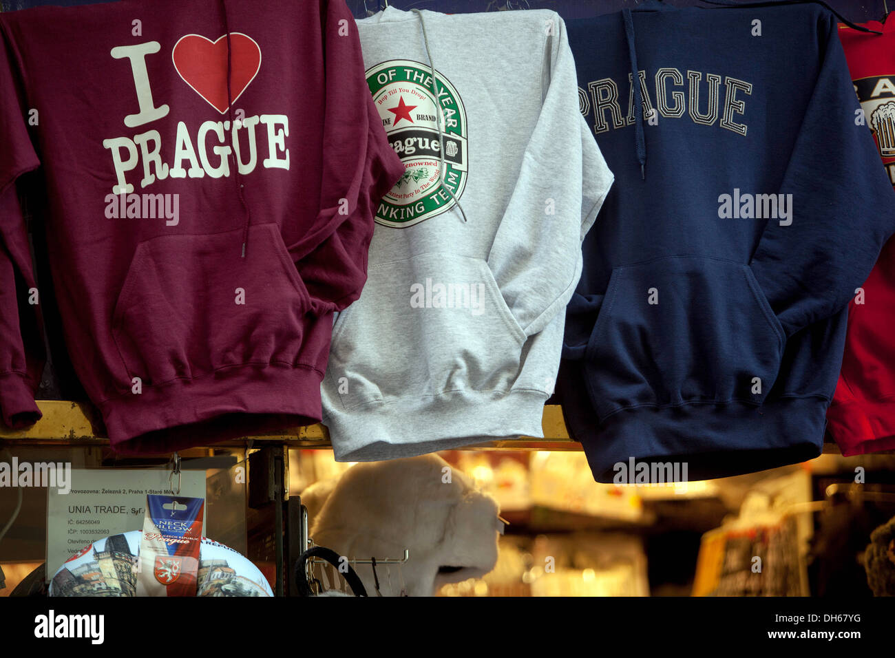 Sweatshirts mit großem Druck I Love Prague Old Town Street Shop Tschechische Republik Stockfoto