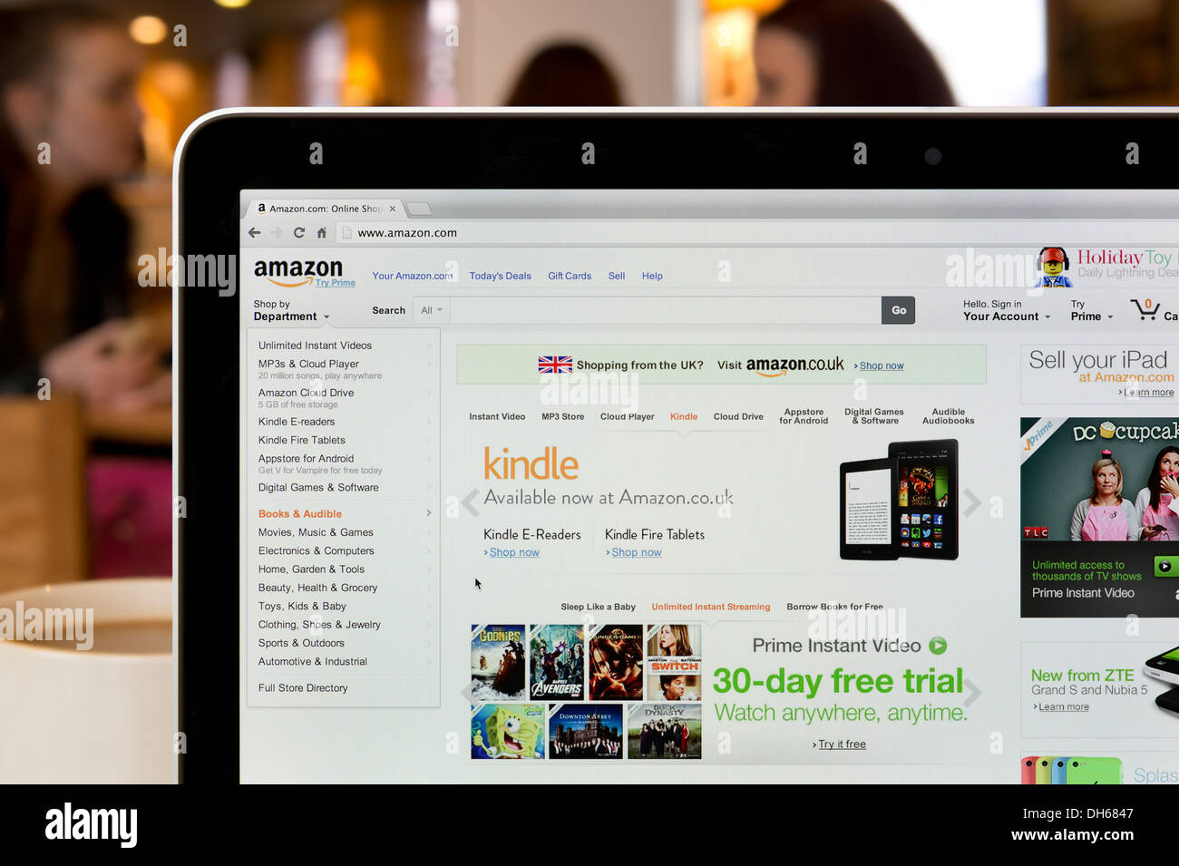 Die Amazon-Website erschossen in einem Coffee-Shop-Umfeld (nur zur redaktionellen Verwendung: print, TV, e-Book und redaktionelle Webseite). Stockfoto