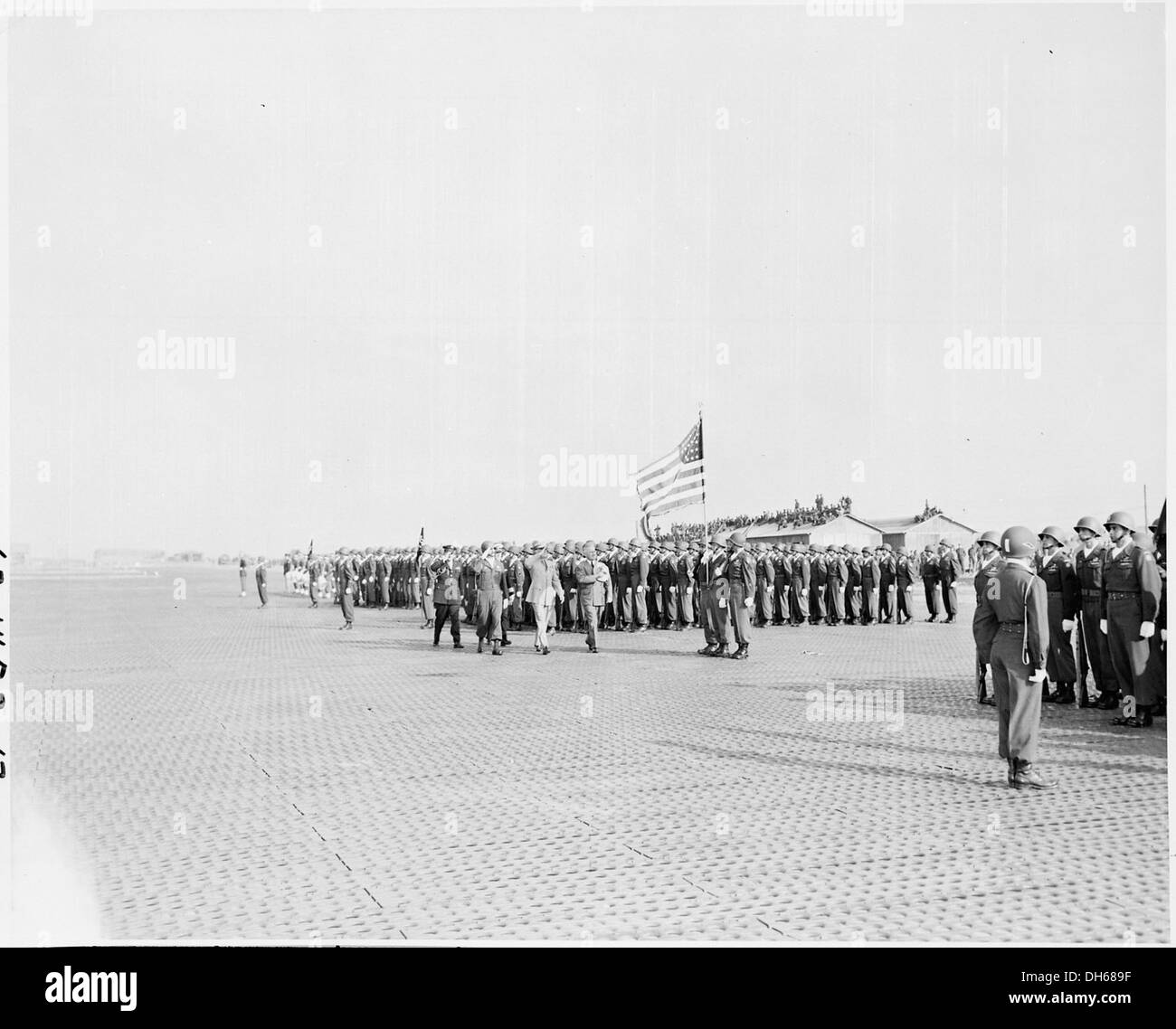 Dieses Foto zeigt Präsident Harry S. Truman, der die Ehrengarde der 84. Infanteriedivision in Heppenheim inspiziert und Trumans Führungsrolle bei der Besetzung Deutschlands nach dem Zweiten Weltkrieg unterstreicht. Stockfoto