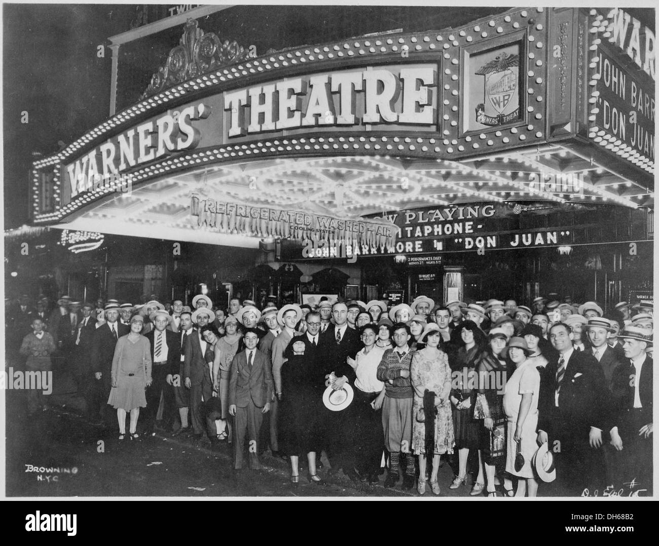 Premierenpublikum posiert für die Kamera außerhalb der Warners Theater vor der Premiere von Don Juan mit John Barrymore, 535750 Stockfoto