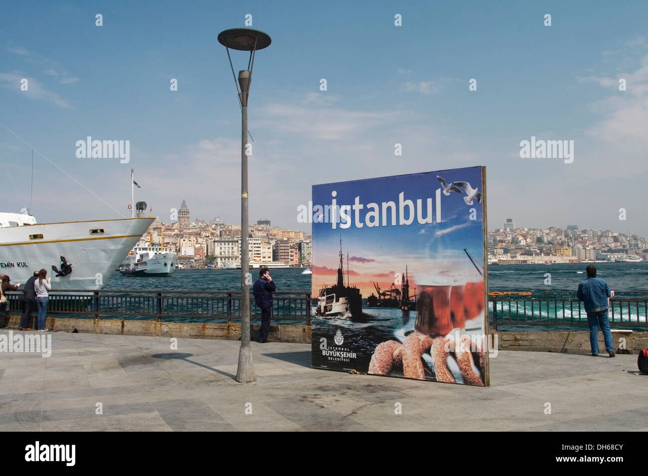 Blick von der Eminoenue Stadtteil auf der europäischen Seite der Stadt am Goldenen Horn und dem Hafen, Istanbul, Türkei Stockfoto
