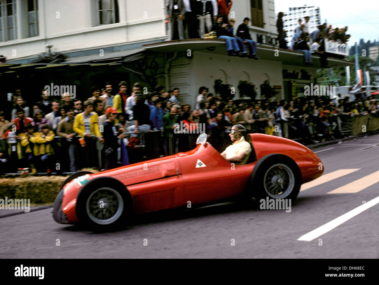 Fangio in einem Alfa Romeo 158 in Montreux (Schweiz) 1976. Stockfoto