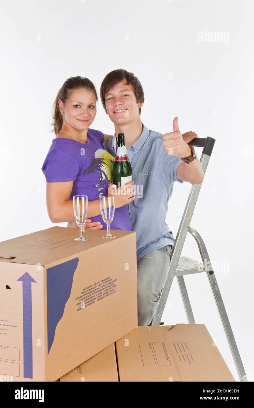 Junges Paar, Umzug, mit einer Flasche Champagner Stockfoto