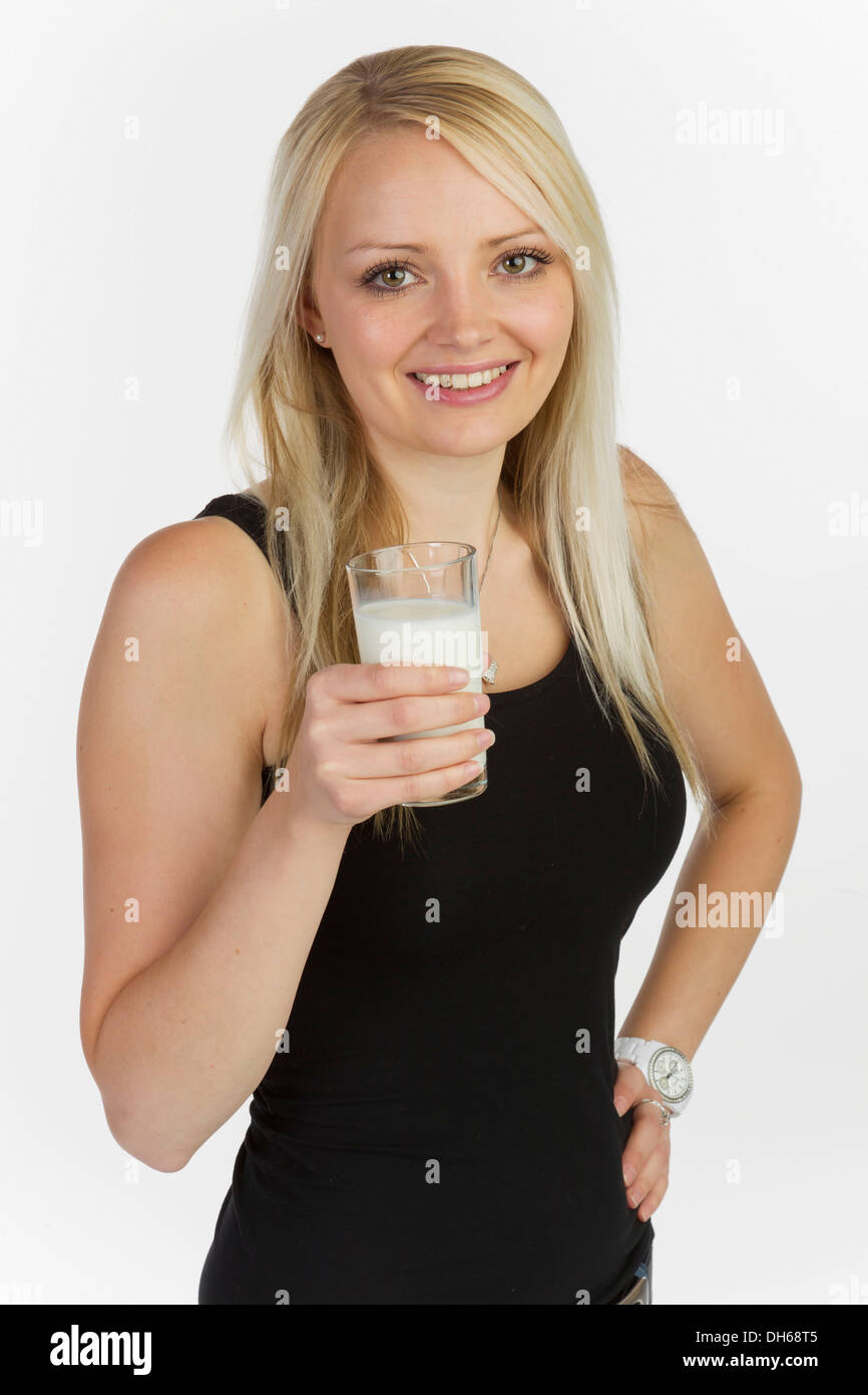Junge Frau mit einem Glas Milch Stockfoto