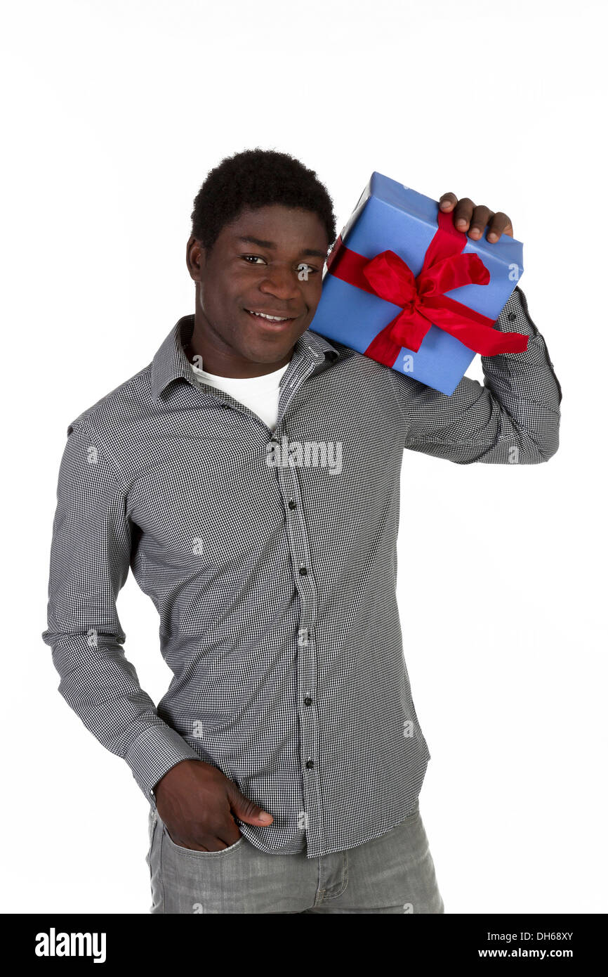 Junger schwarzer Mann hält ein Geschenk Stockfoto