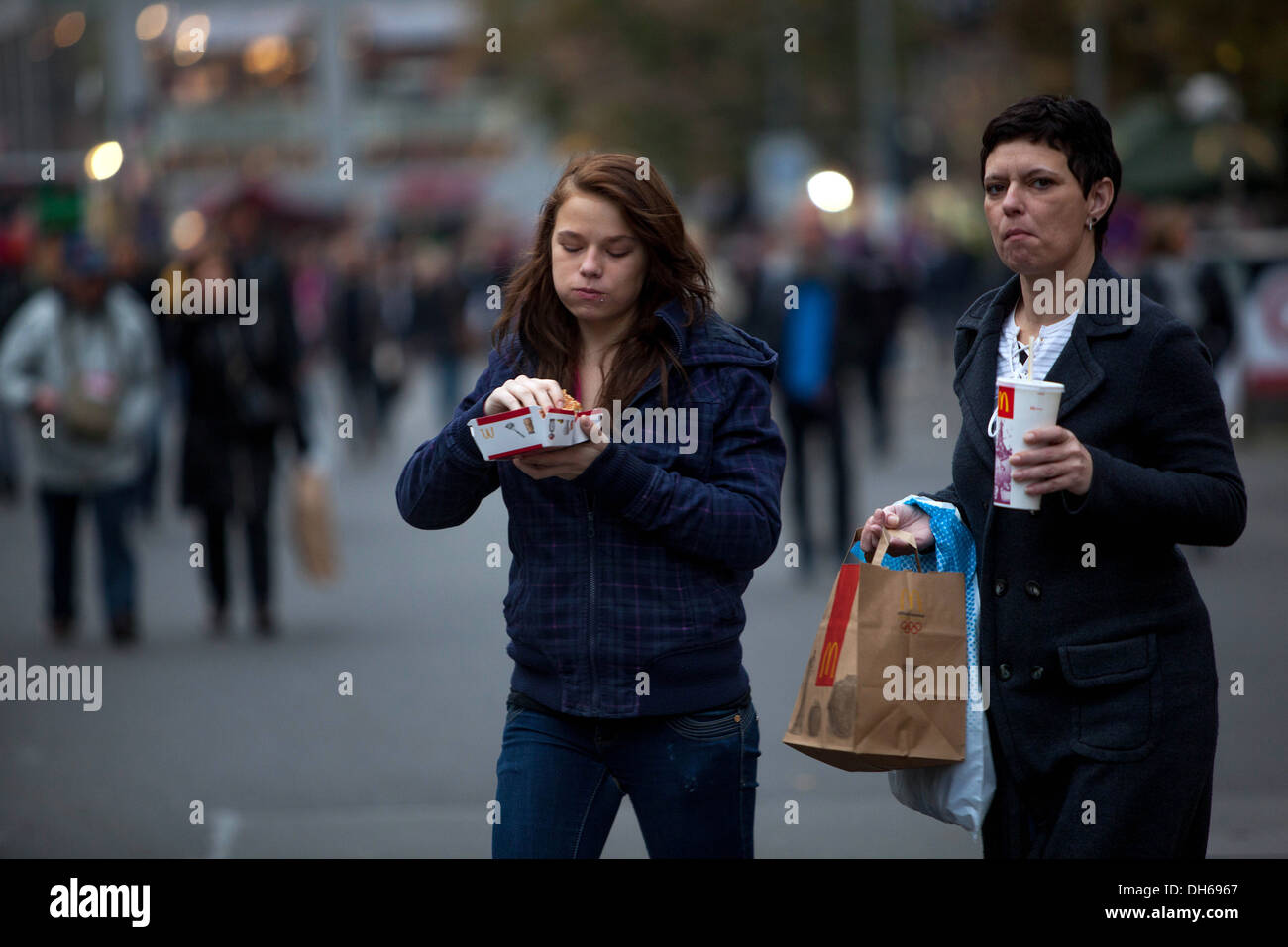 Zwei Frauen verlassen der McDonald's-Restaurant auf dem Wenzelsplatz, Prag, Tschechische Republik Stockfoto