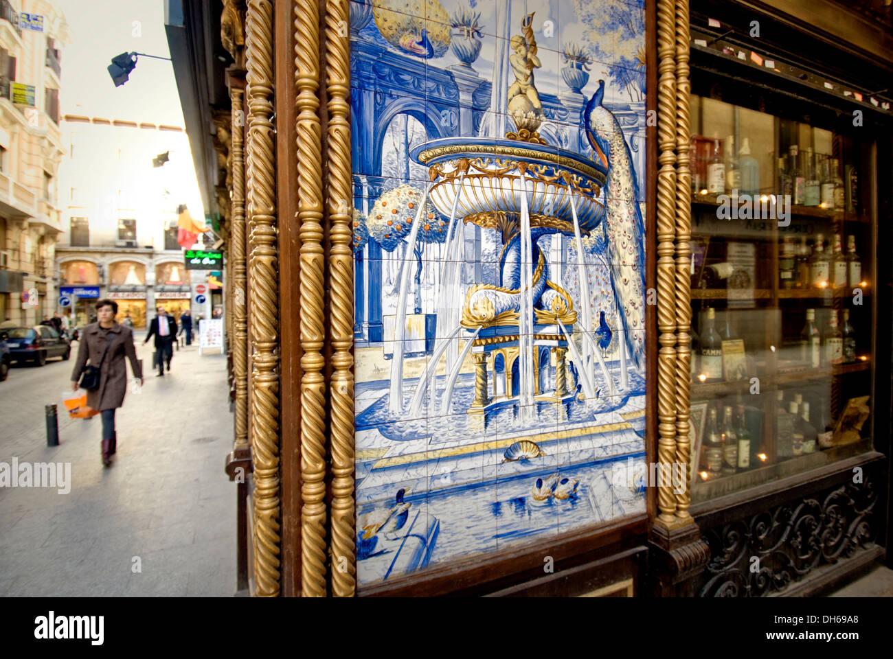 Azulejos, bemalte Fliesen an der Fassade eines Balkens, Madrid de Los Austrias, Madrid, Spanien, Europa Stockfoto