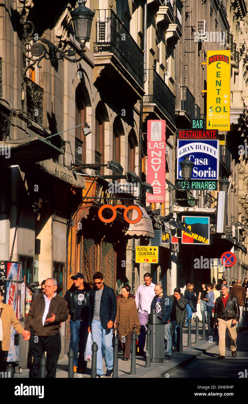 Menschen in der Carrera de San Jeronimo-Straße in der Nähe von Puerta del Sol, Madrid, Spanien, Europa Stockfoto