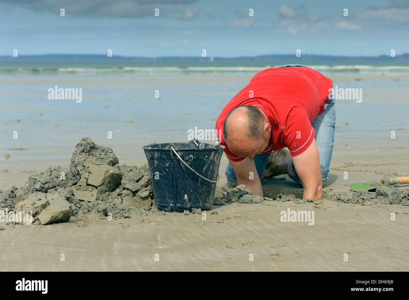 Mann Graben für sandworms (Arenicola marina) am Strand, Atlantik, finistere, Bretagne, Frankreich, Europa, publicground Stockfoto