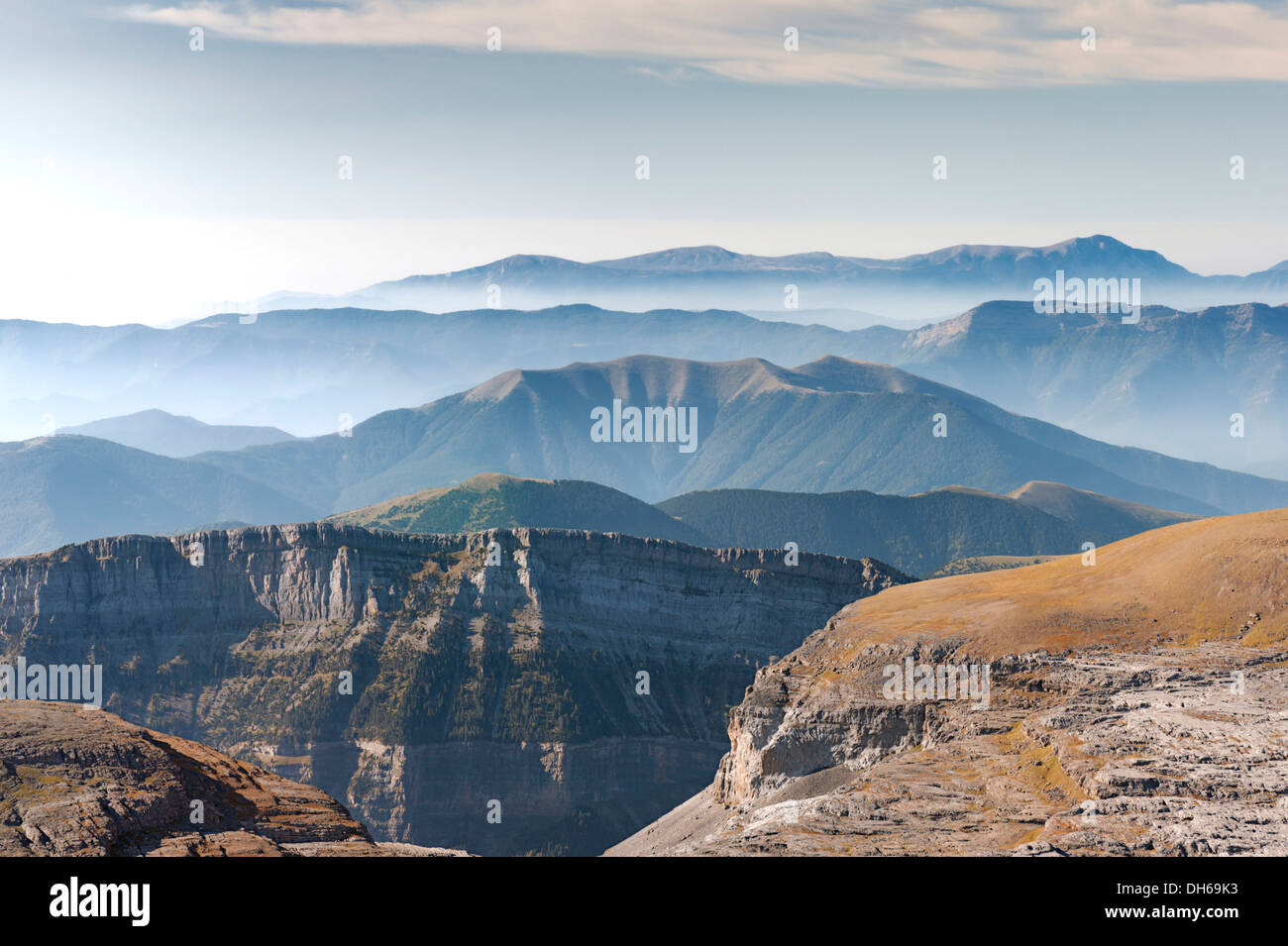 Blick über die Schlucht d'Arazas und Río Cinca Tal, Valle de Ordesa, Parc National des Pyrénées, Aragon, Spanien, Europa Stockfoto