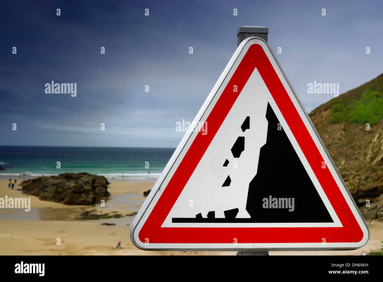 Warnschild, Vorsicht Steinschlag auf der Atlantic Beach, finistere, Bretagne, Frankreich, Europa, publicground Stockfoto