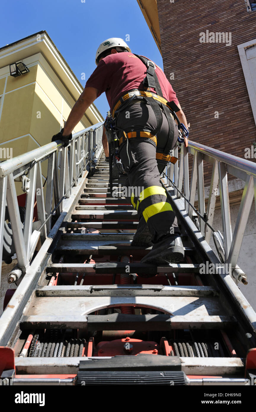 Sicherheit Aktivitäten im Herzen der historischen Altstadt, Feuerwehr, Gebäude, die durch das Erdbeben, das am 6. April 2009 beschädigt, l'Aquila Stockfoto