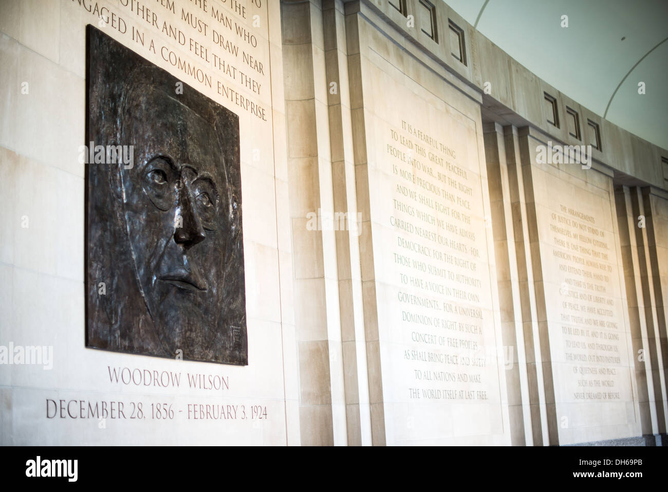 Woodrow Wilson Memorial Hallway Washington DC // WASHINGTON DC – der Memorial Hall im Woodrow Wilson Presidential Memorial Exhibit and Learning Center im Ronald Reagan Building in der Innenstadt von Washington DC. Dieser Innenkorridor dient als wichtiger Bestandteil des Gedenkwerks zu Ehren von Woodrow Wilson, der von 1913 bis 1921 als 28. Präsident der Vereinigten Staaten diente. Der Flur verbindet verschiedene Exponate, die Wilsons Leben, seine Präsidentschaft und seine bedeutende Rolle im Ersten Weltkrieg und die Gründung des Völkerbundes beschreiben. Stockfoto