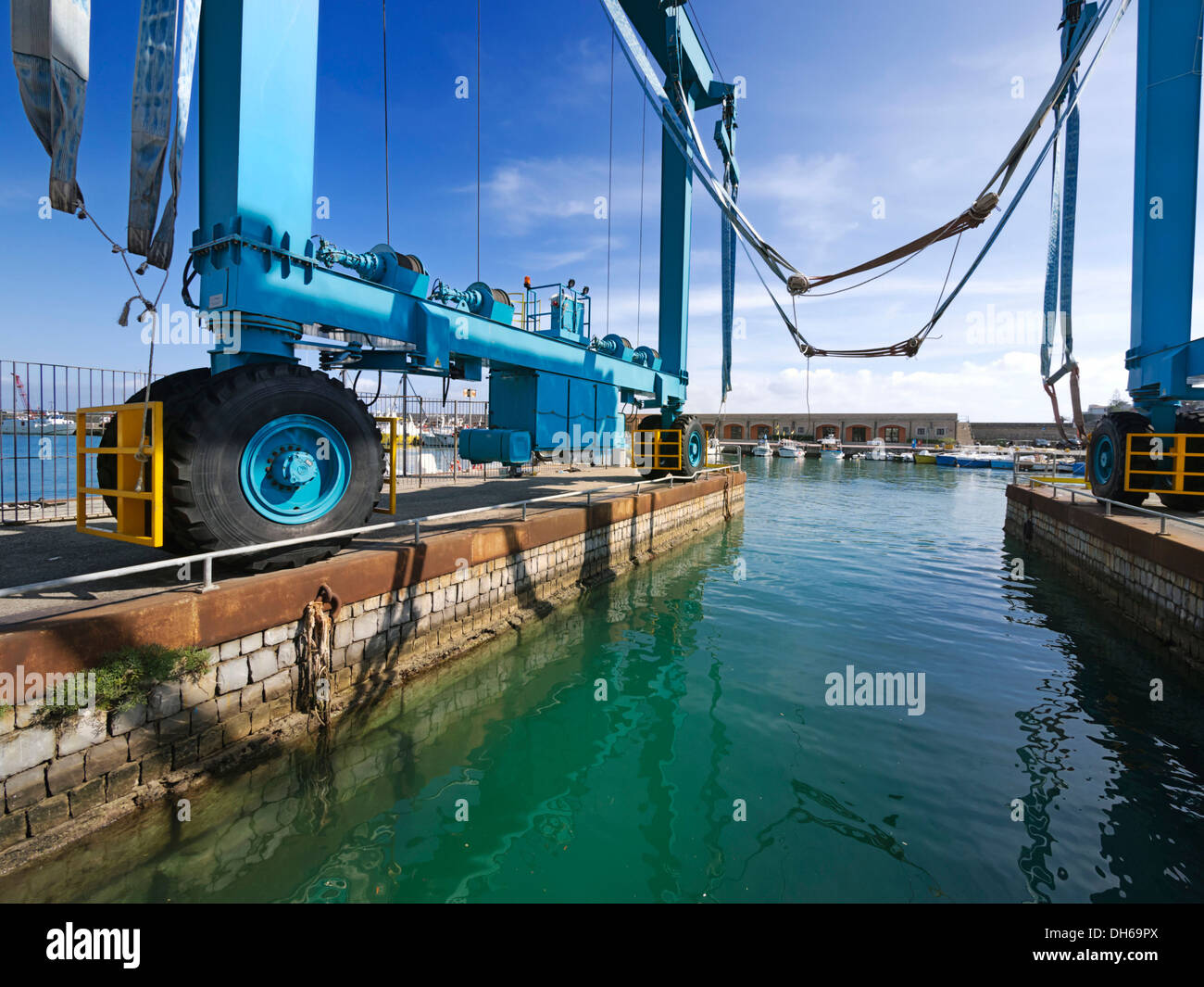 Portalkran für Senken Boote und kleine Schiffe ins Wasser, Hafen von Marina di Camerota, Süditalien, Italien, Europa Stockfoto