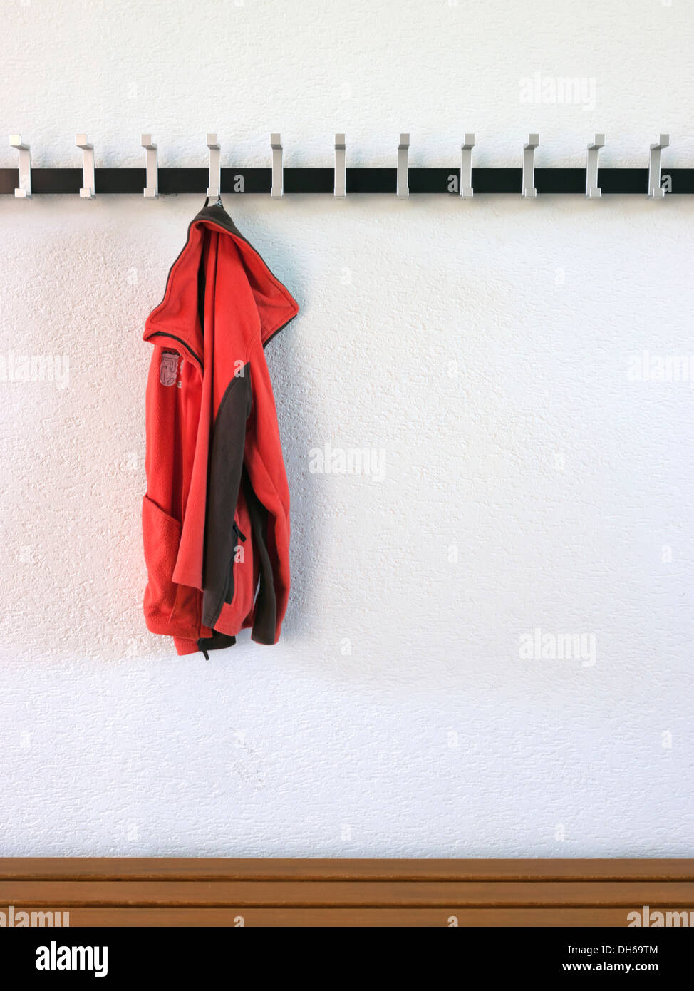 Vergessene Jacke hängen an einer Garderobe Stockfotografie