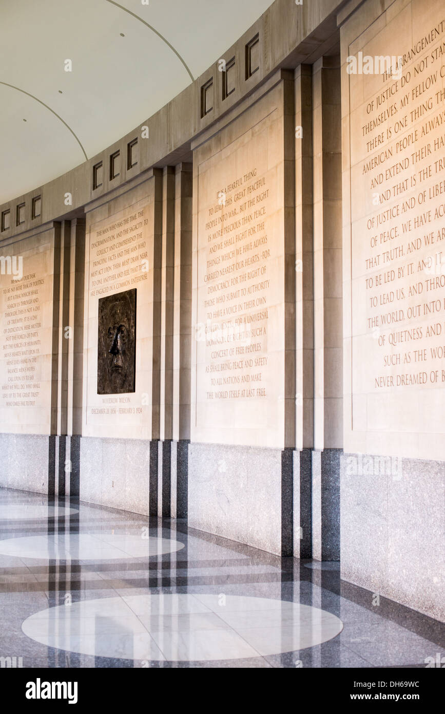 Woodrow Wilson Presidential Memorial Exhibit Washington DC // WASHINGTON DC – der Memorial Hallway im Woodrow Wilson Presidential Memorial Exhibit and Learning Center im Ronald Reagan Building in der Innenstadt von Washington DC. Dieser Innenkorridor ist ein wichtiger Bestandteil der Gedenkstätte zu Ehren von Woodrow Wilson, der von 1913 bis 1921 28. Präsident der Vereinigten Staaten war. Der Flur verbindet verschiedene Exponate, die Wilsons Leben, seine Präsidentschaft und seine bedeutende Rolle im Ersten Weltkrieg und die Gründung des Völkerbundes beschreiben. Stockfoto
