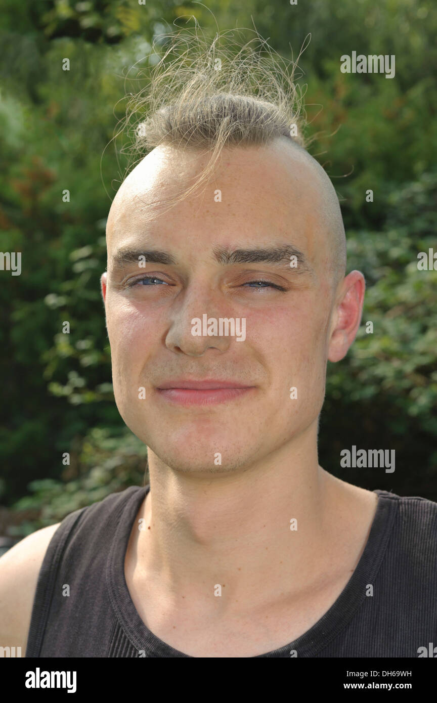 Junge Mohawk Haarschnitt Stockfotos Und Bilder Kaufen Alamy