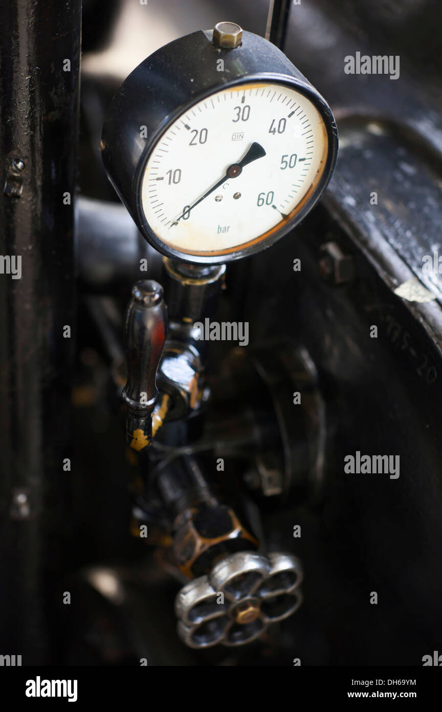 Mechanische Manometer, Turbinenhaus, alte Wasserkraftwerk in Rheinfelden, 1898-2011, Aussicht vor dem Abriss Stockfoto