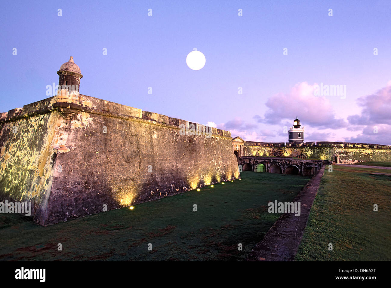 Krieger: Haus, Mond und Leuchtturm, San Felipe del Morro (1540 s-1786), Old San Juan, Puerto Rico Stockfoto