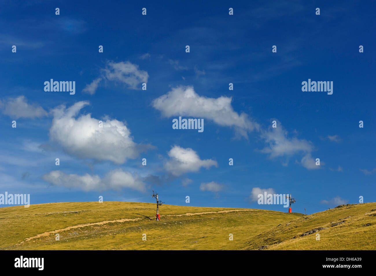 Ein Skilift im Sommer, den westlichen Pyrenäen, Frankreich, Europa, publicground Stockfoto