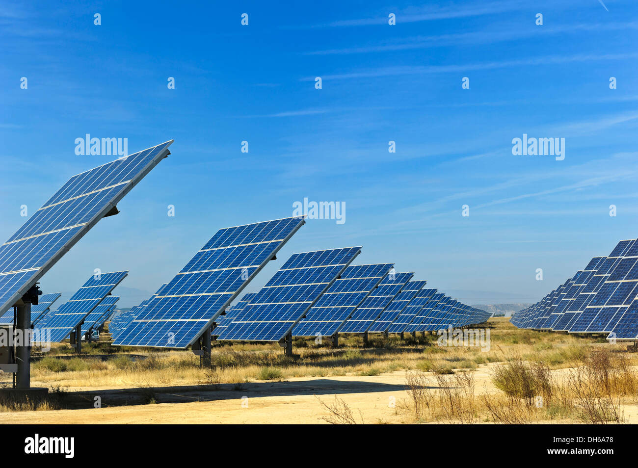 Solarpark, Outdoor-Photovoltaik-Anlage, Solarmodule, PV-Anlage, Module, die die Position der Sonne, Navarra zu verfolgen Stockfoto
