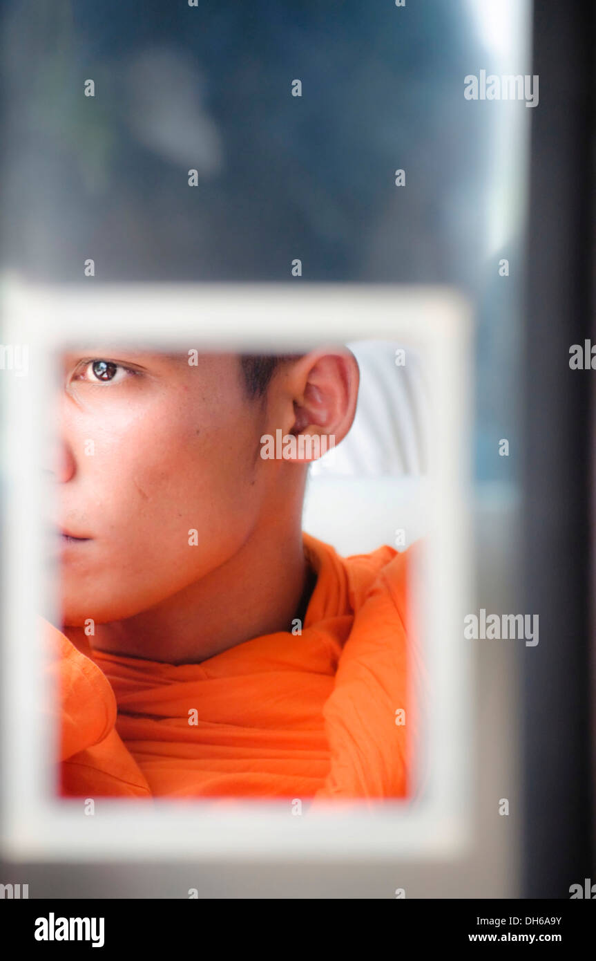 Porträt eines Mönches, Reflexion in einem Spiegel, Mae Salong, Thailand, Südostasien, Asien Stockfoto
