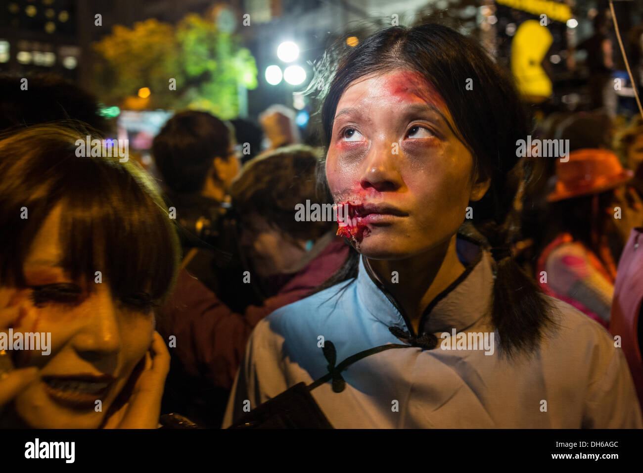 New York, NY, 31. Oktober 2013. Eine Frau in blutigen Make-up als ob ihr Gesicht in der jährlichen Greenwich Village Halloween Parade aufgerissen worden war. Bildnachweis: Ed Lefkowicz/Alamy Live-Nachrichten Stockfoto