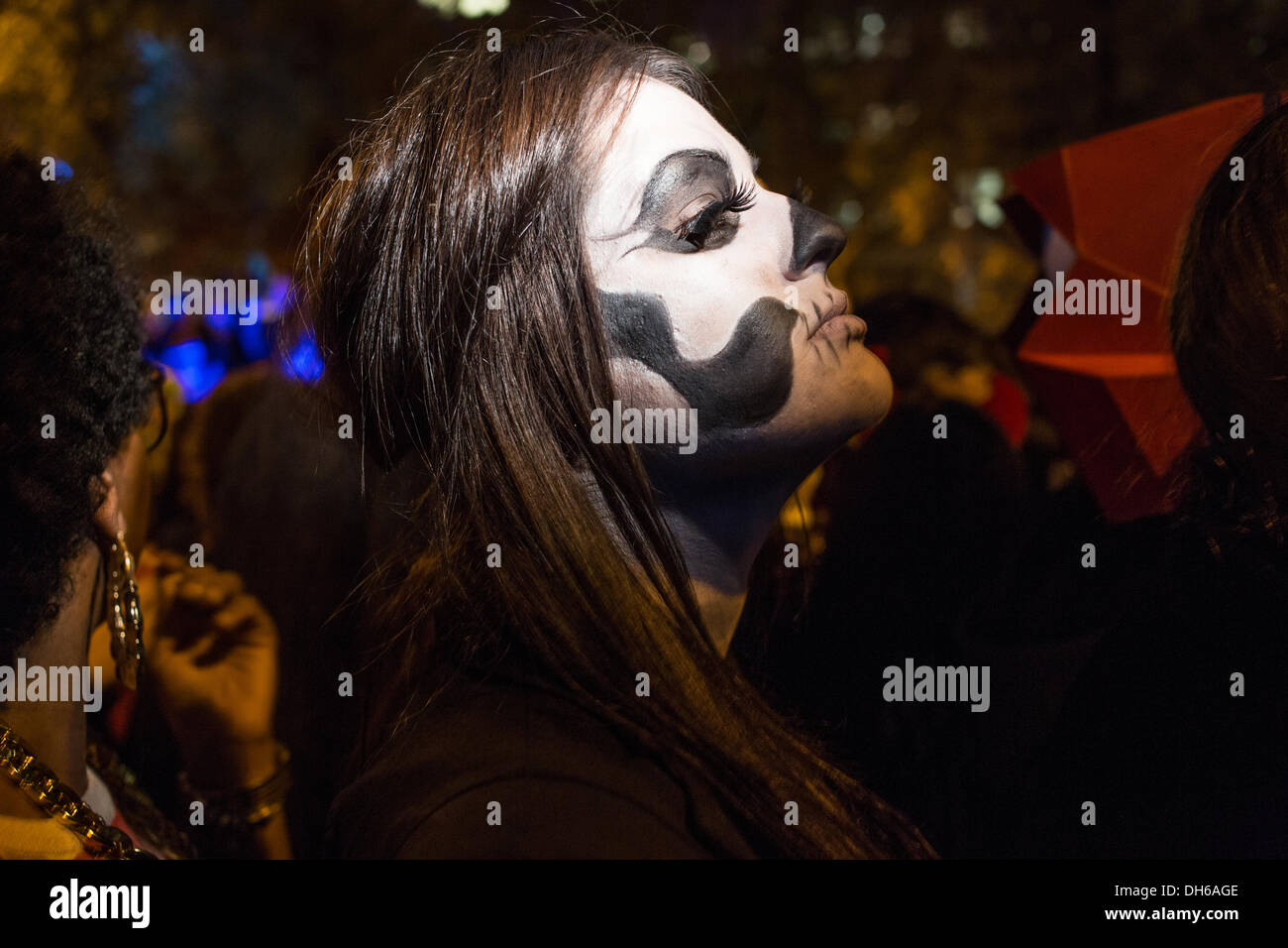 New York, NY, 31. Oktober 2013.  Eine Frau trägt Gesicht malen um eine mexikanische Catrina in Greenwich Village Halloween Parade ähneln. 2013 ist der 40. Jahrestag der Parade, das im Jahr 2012 wegen Hurrikan Sandy abgesagt wurde. Bildnachweis: Ed Lefkowicz/Alamy Live-Nachrichten Stockfoto