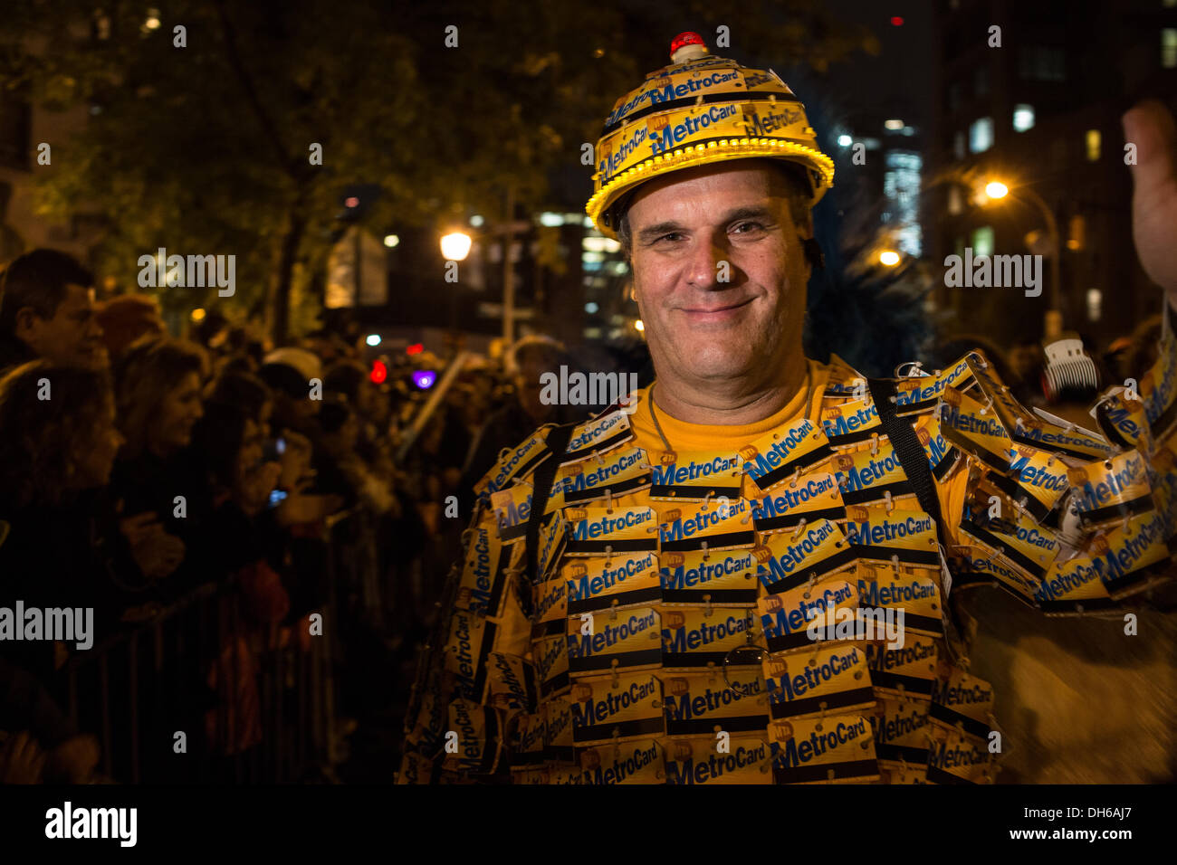 New York, NY, 31. Oktober 2013. Ein Mann trägt eine Kostüm, bestehend aus New York Metropolitan Transit Authority Metrocards in New Yorks Greenwich Village Halloween Parade. 2013 ist der 40. Jahrestag der Parade, das im Jahr 2012 wegen Hurrikan Sandy abgesagt wurde. Bildnachweis: Ed Lefkowicz/Alamy Live-Nachrichten Stockfoto