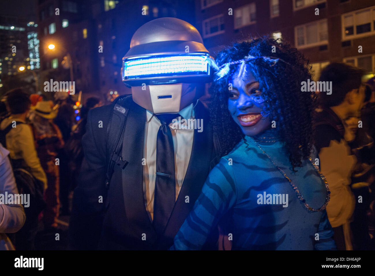 New York, NY, 31. Oktober 2013. Ein Mann trägt einen Helm mit einer beleuchteten Visier und eine Frau ein blaues Kostüm in Greenwich Village Halloween Parade. 2013 ist der 40. Jahrestag der Parade, das im Jahr 2012 wegen Hurrikan Sandy abgesagt wurde. Bildnachweis: Ed Lefkowicz/Alamy Live-Nachrichten Stockfoto