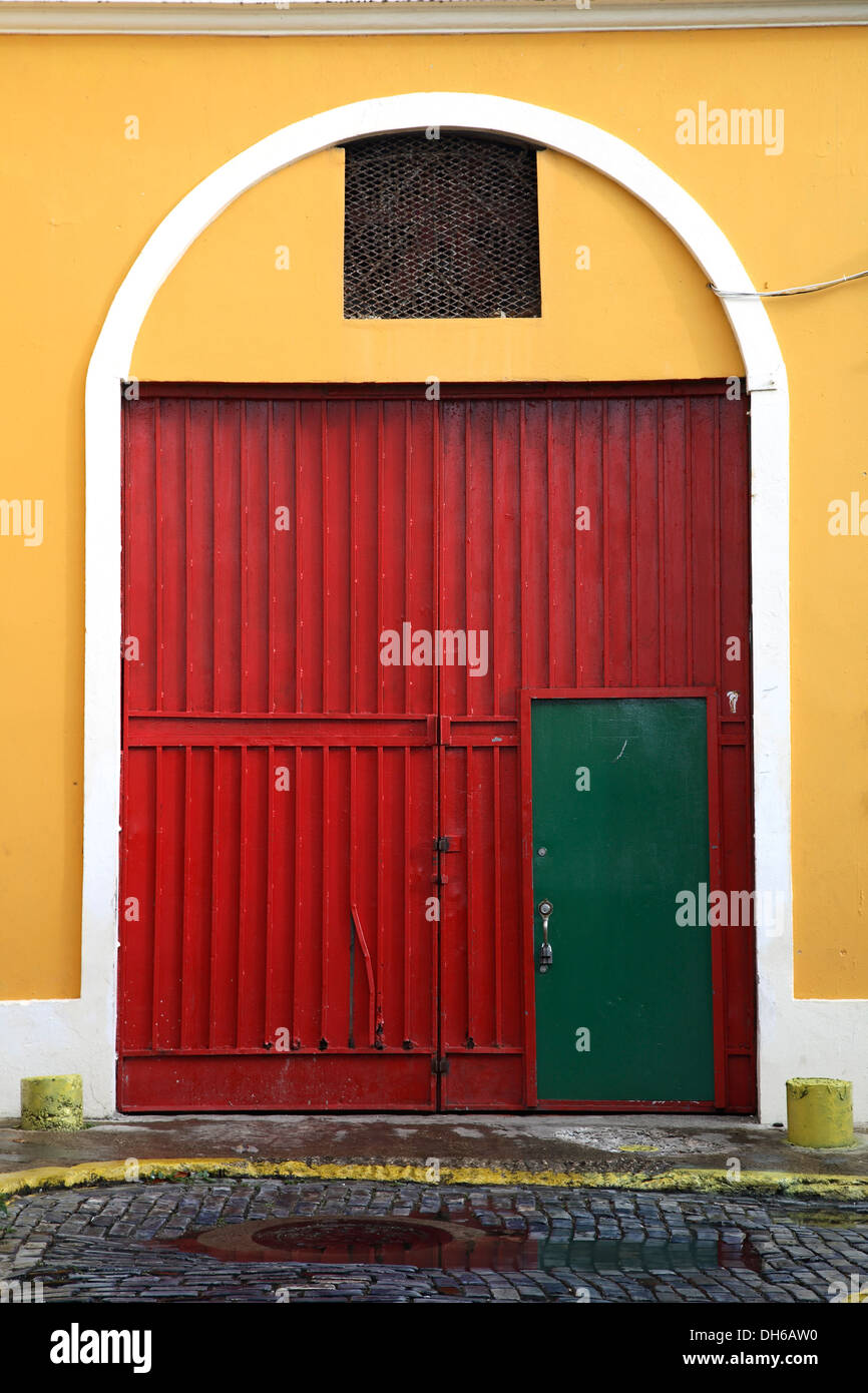 Rote, gelbe und grüne Tür, Old San Juan, Puerto Rico Stockfoto