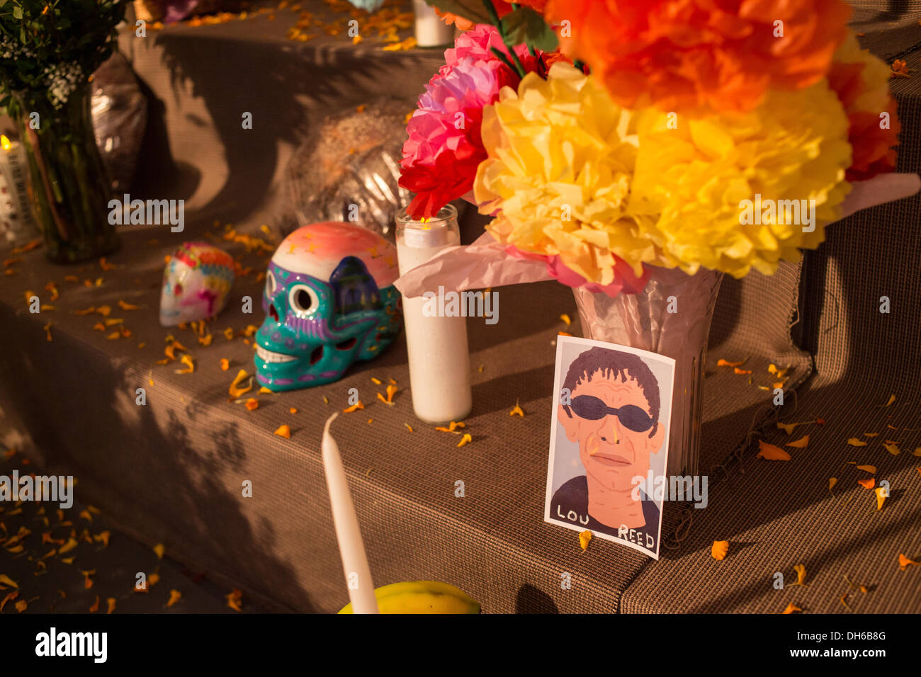 New York, NY, 31. Oktober 2013. Eines der Ofrendas oder Angebote auf dem öffentlichen Altar erinnert an Lou Reed. Orange Ringelblume Blütenblätter sind verstreut auf dem Altar. Bildnachweis: Ed Lefkowicz/Alamy Live-Nachrichten Stockfoto