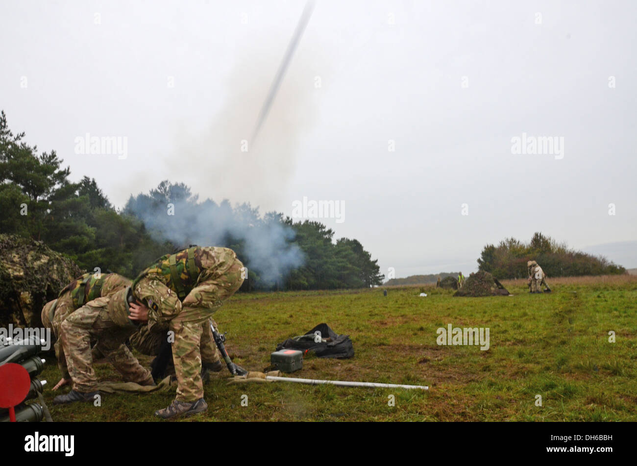 Mörtel, Britisch, Armee, Bombe, 81mm, Waffe, indirektes, Feuer zu unterstützen, live firing, Armee, Waffen, Welsh Guards, 81mm Mörser, Ausbildung, Bri Stockfoto