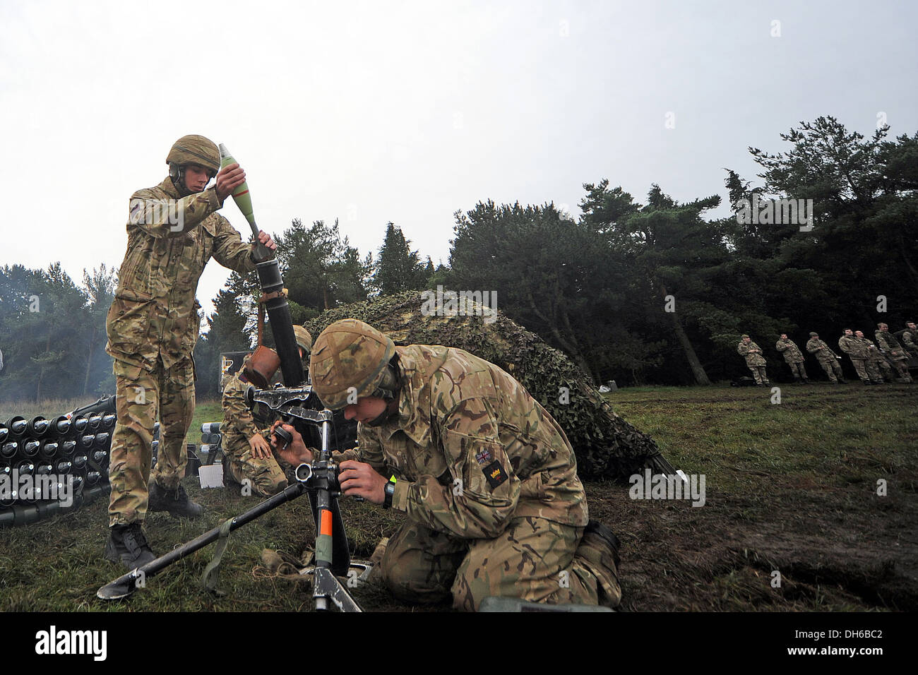 Mörtel, Britisch, Armee, Bombe, 81mm, Waffe, indirektes, Feuer zu unterstützen, live firing, Armee, Waffen, Welsh Guards, 81mm Mörser, Ausbildung, Bri Stockfoto