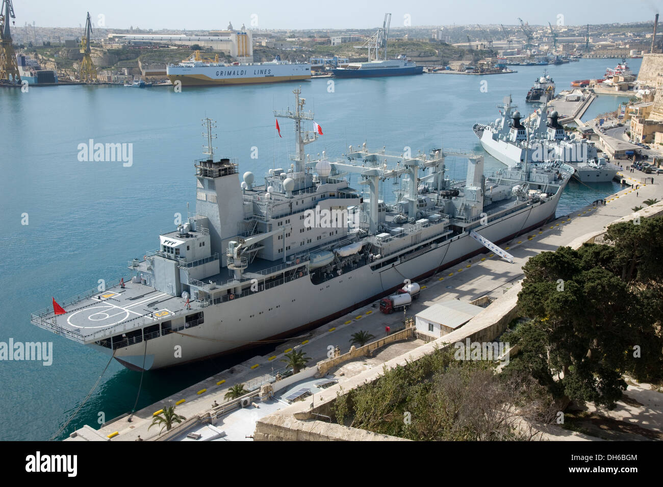 Malta, Perle des Mittelmeeres. Die chinesischen Kriegsschiff Qinghaihu neben in der mediterranen Hafen von Malta. Chinesische Kriegsschiffe Stockfoto