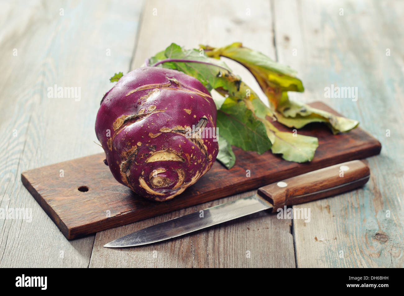 Frische rohe Kohlrabi mit Messer auf Holz Hintergrund Stockfoto